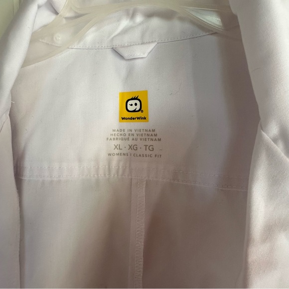 WonderWink Women's Classic Fit White Lab Coat - Picture 4 of 10